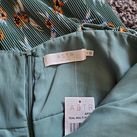 NWT 💫 ASTR the label | Teal Floral Plissé Jumpsuit | Size Small - Picture 5 of 6